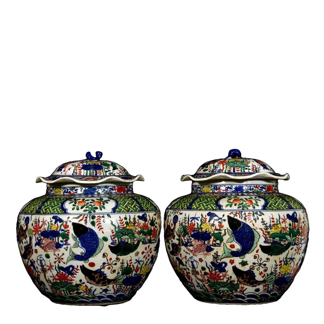 Ming Jiajing Wucai Fish and Algae Pattern Lotus Leaf Jar