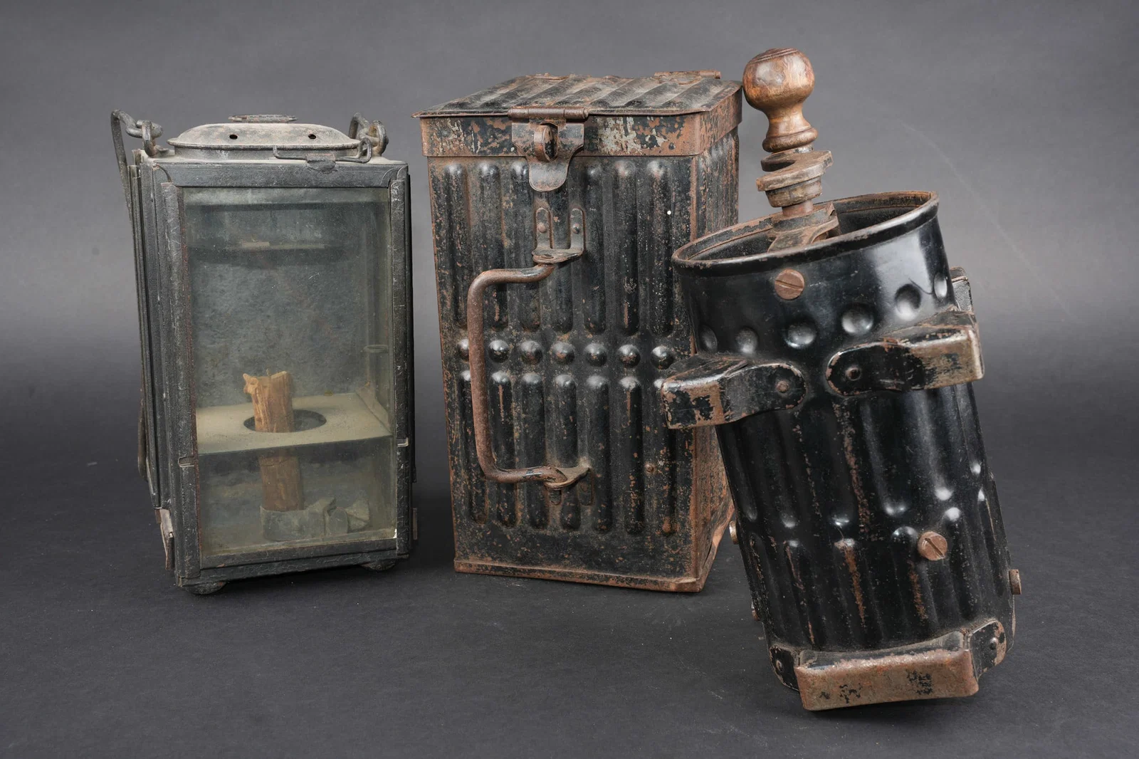 Moulin a cafe et lanterne allemande. German coffee grinder and lantern.