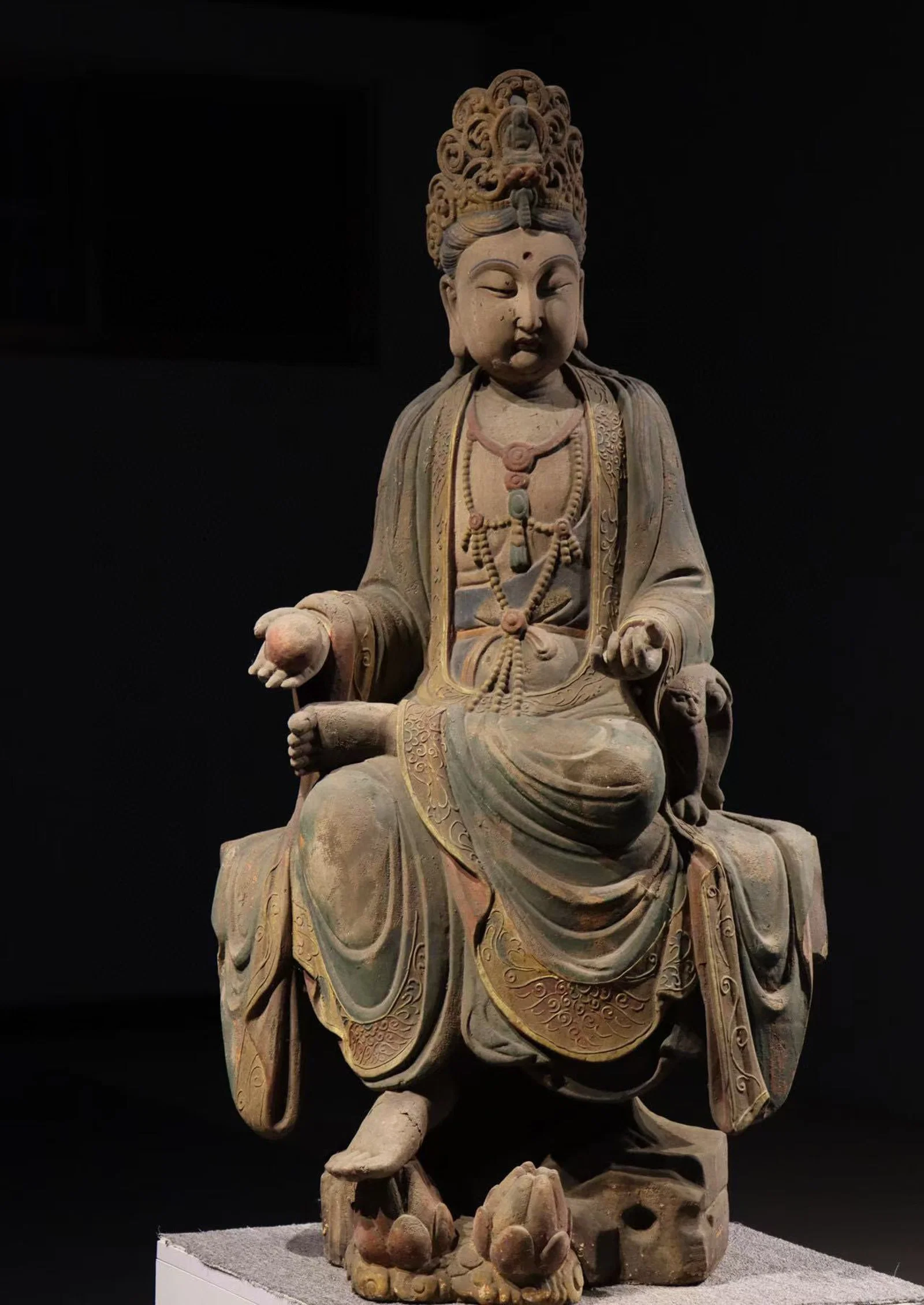 Nanmu painted Guanyin statue