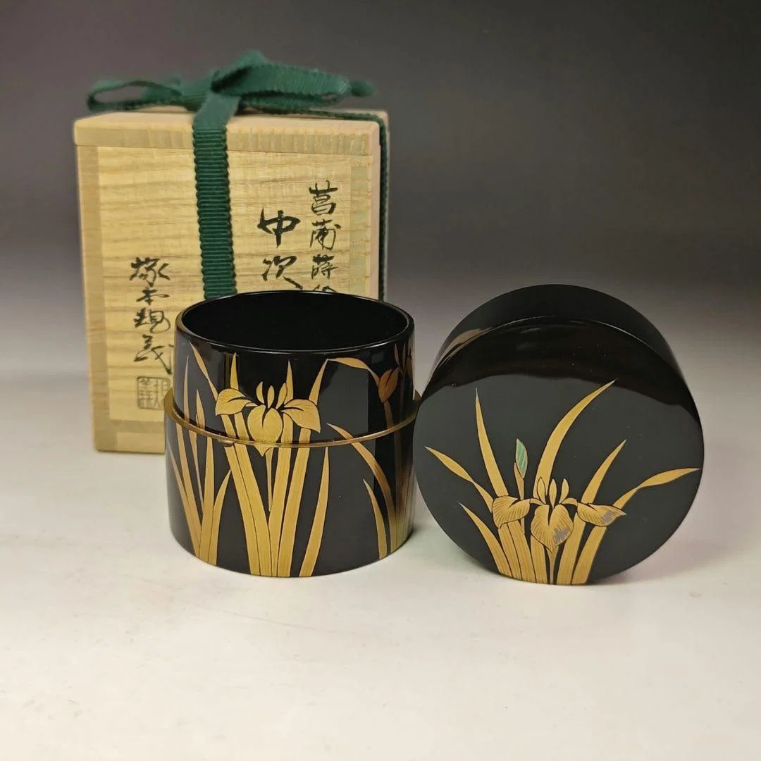 Natsume (Tea Caddy) "Tsukamoto Noriyoshi" "Yamanaka Lacquerware, Iris Pattern, Medium-sized Tea