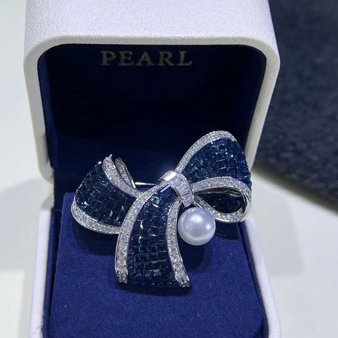 Natural large white pearl brooch, approximately 10-11mm.