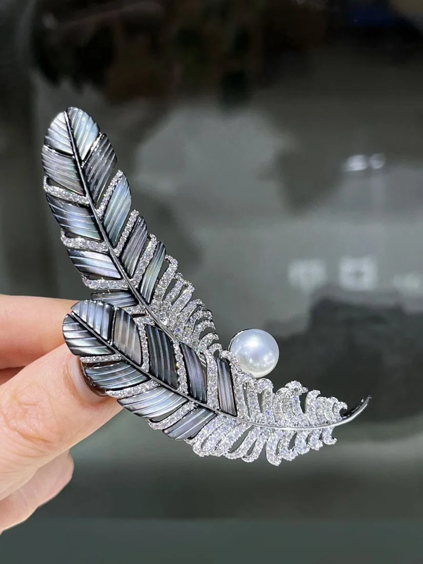 Natural sea water pearl feather-shaped brooch