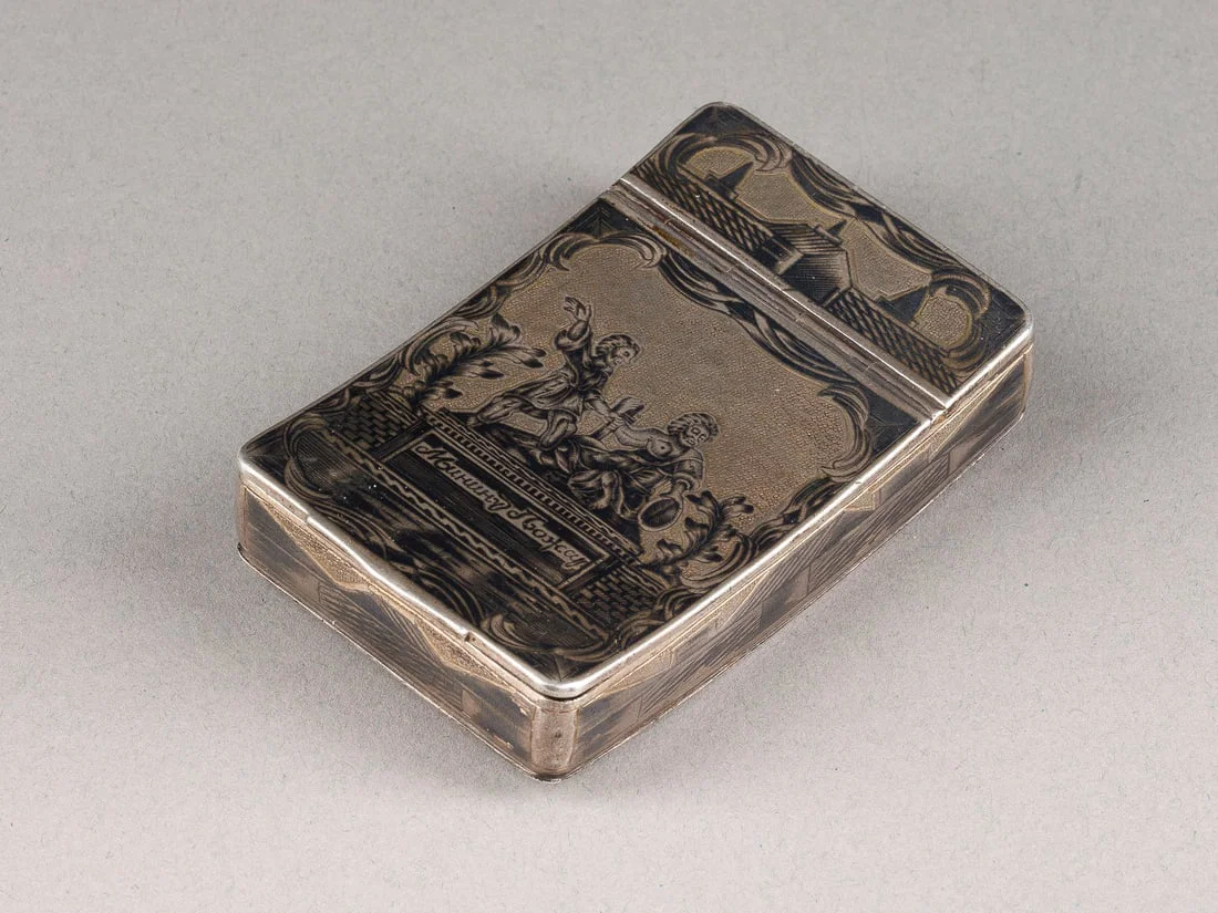 | NIELLO-SCHNUPFTABAKDOSE / PUDERETUI MIT KRIEGSTROPHAeEN UND DEM MININ-UND-POSCHARSKI-DENKMAL
