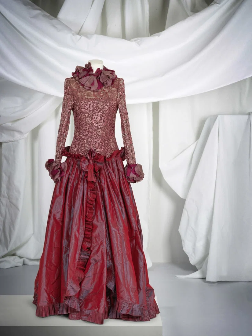 Nina Ricci, collection Haute Couture, circa 1985. Robe grand soir en dentelle rose et taffetas c...