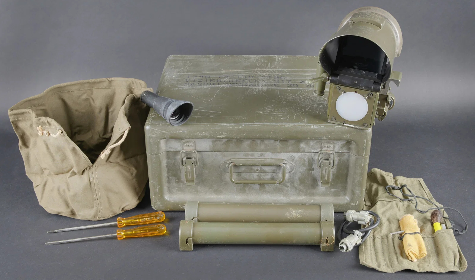 Optique de visee de canon de 20mm. 20 mm gun sighting optic.