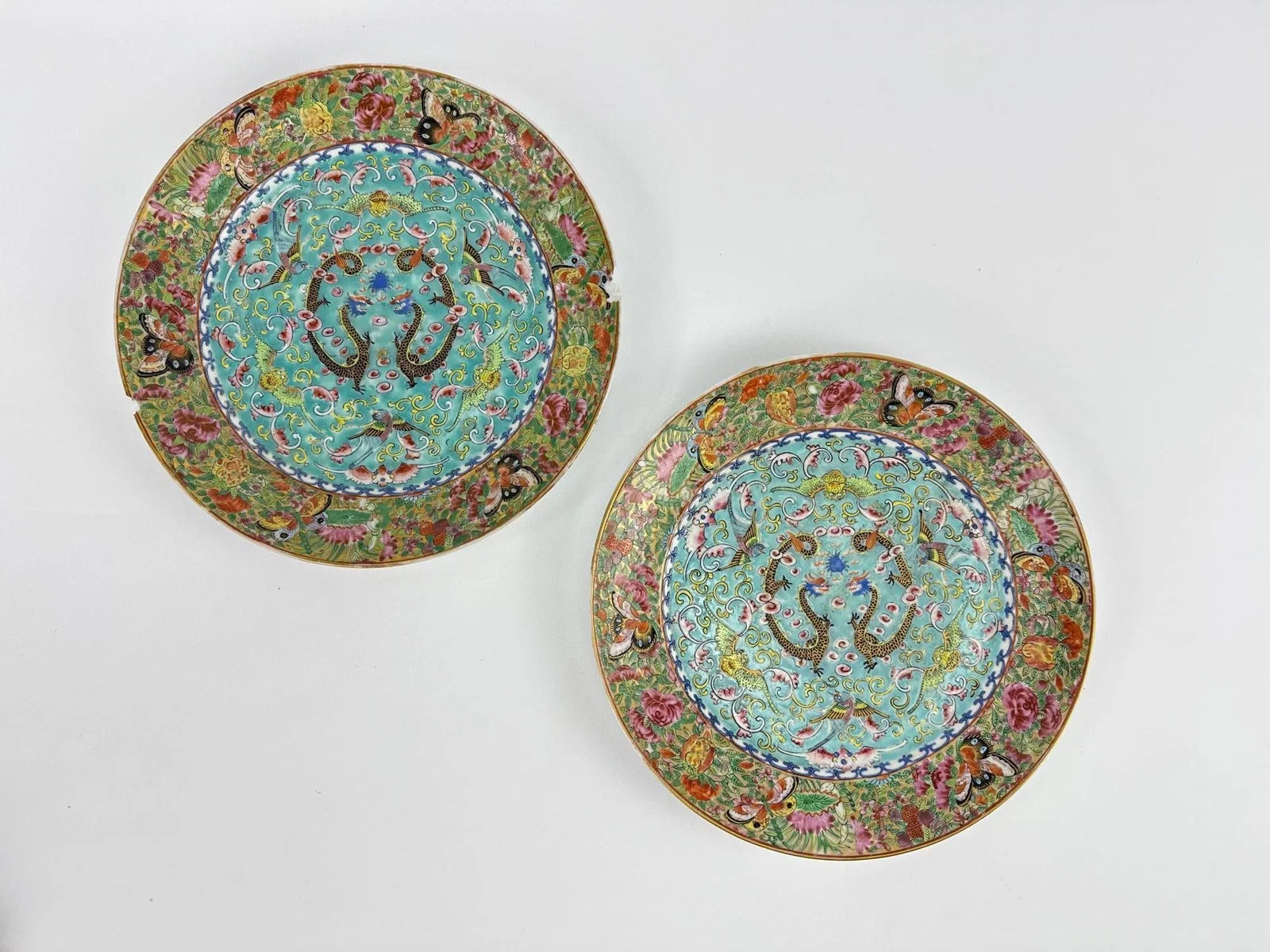 PAIR FAMILLE ROSE CHINESE EXPORT TURQUOISE GROUND PLATES