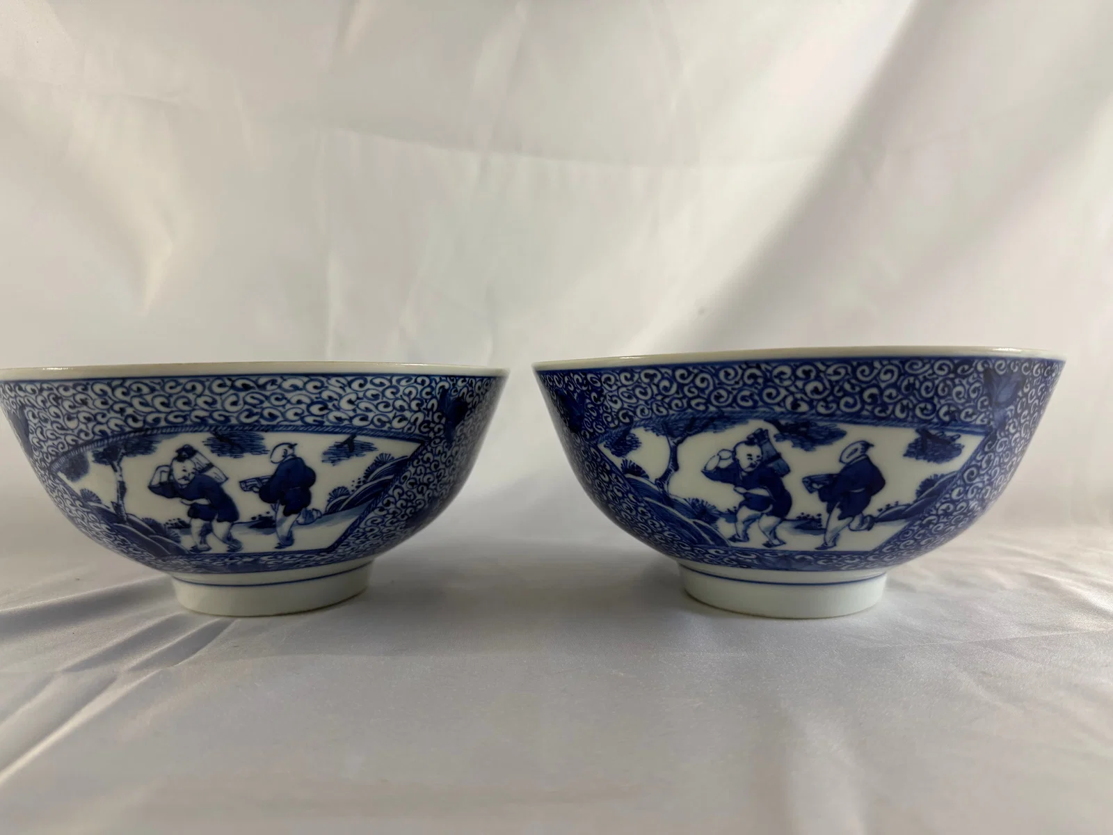 Pair of Chinese blue and white figures porcelain bowls