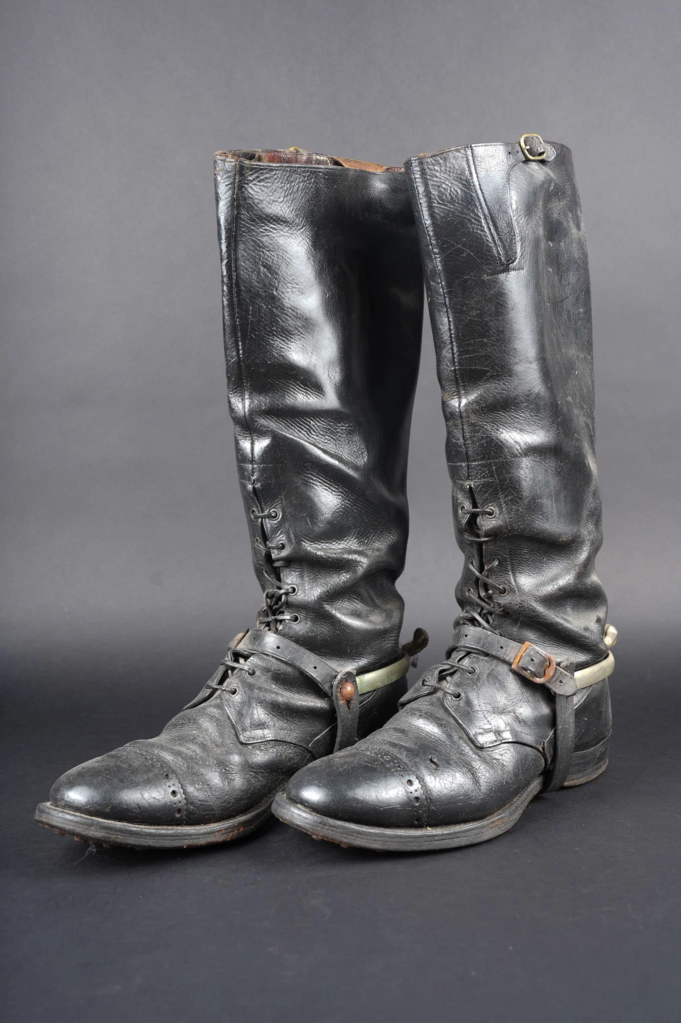 Paire de bottes de cavalerie a lacets. Pair of lace-up cavalry boots