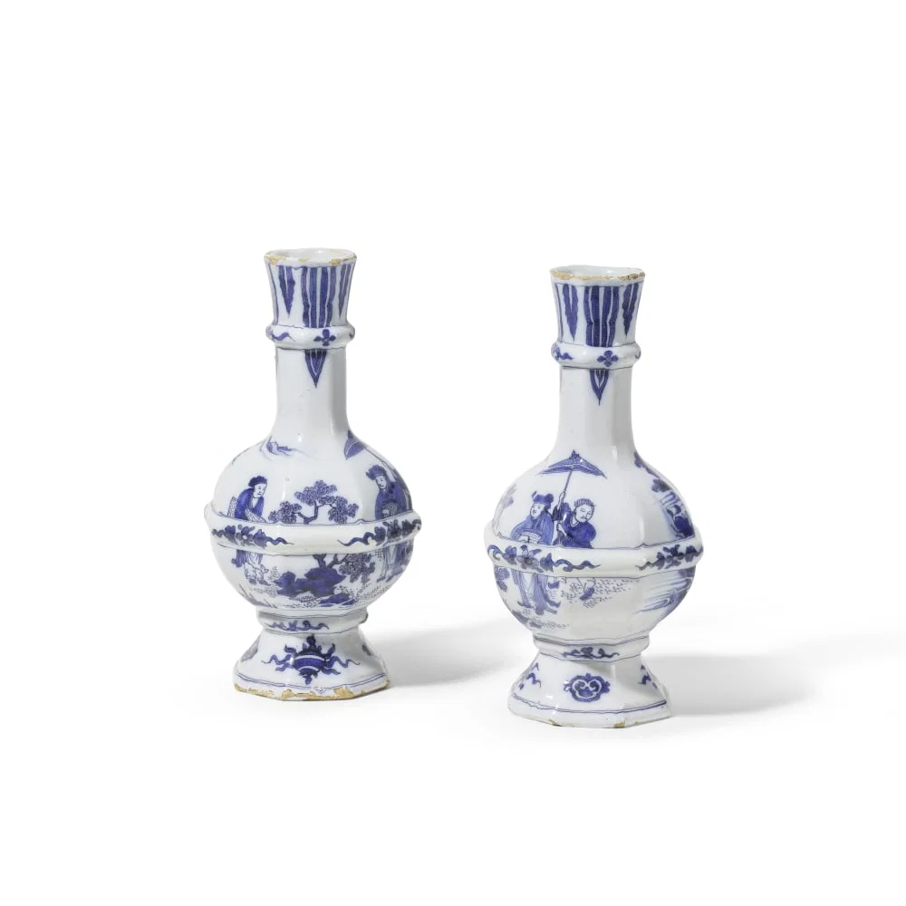 Paire de bouteilles en faïence de Delft, vers 1730 A pair of Dutch Delft shaped bottles, ci...