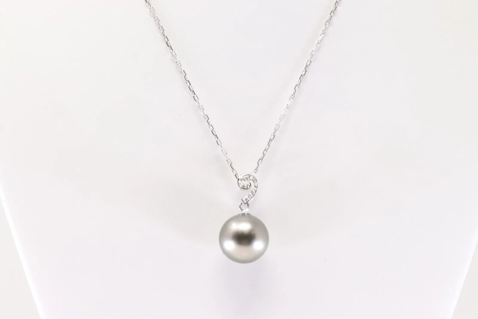 Pearl & Diamond Pendant / Necklace 18Kt.