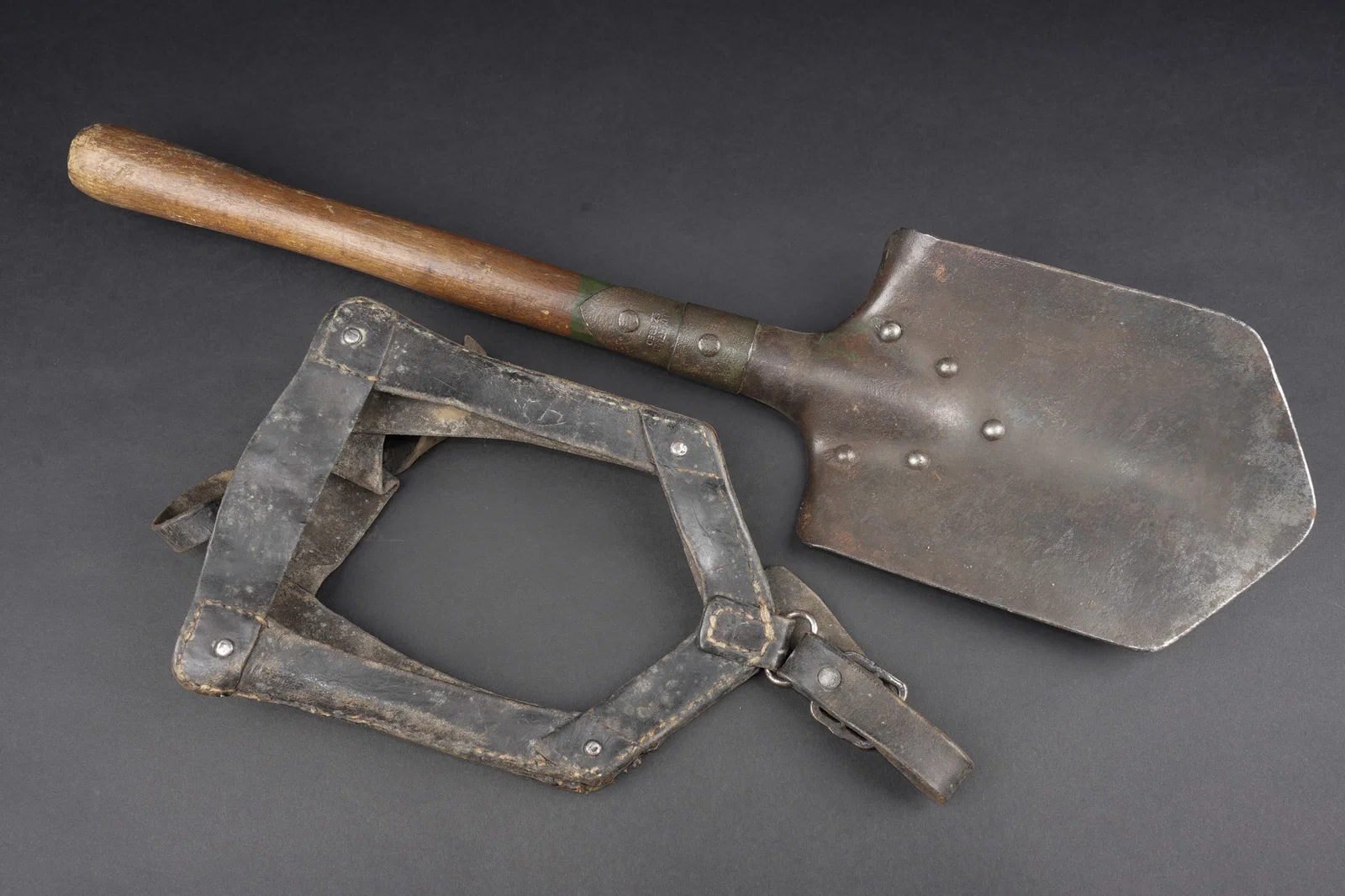 Pelle Austro-Hongroise WW1 avec porte-pelle en cuir. Austro-Hungarian WWI entrenching shovel with