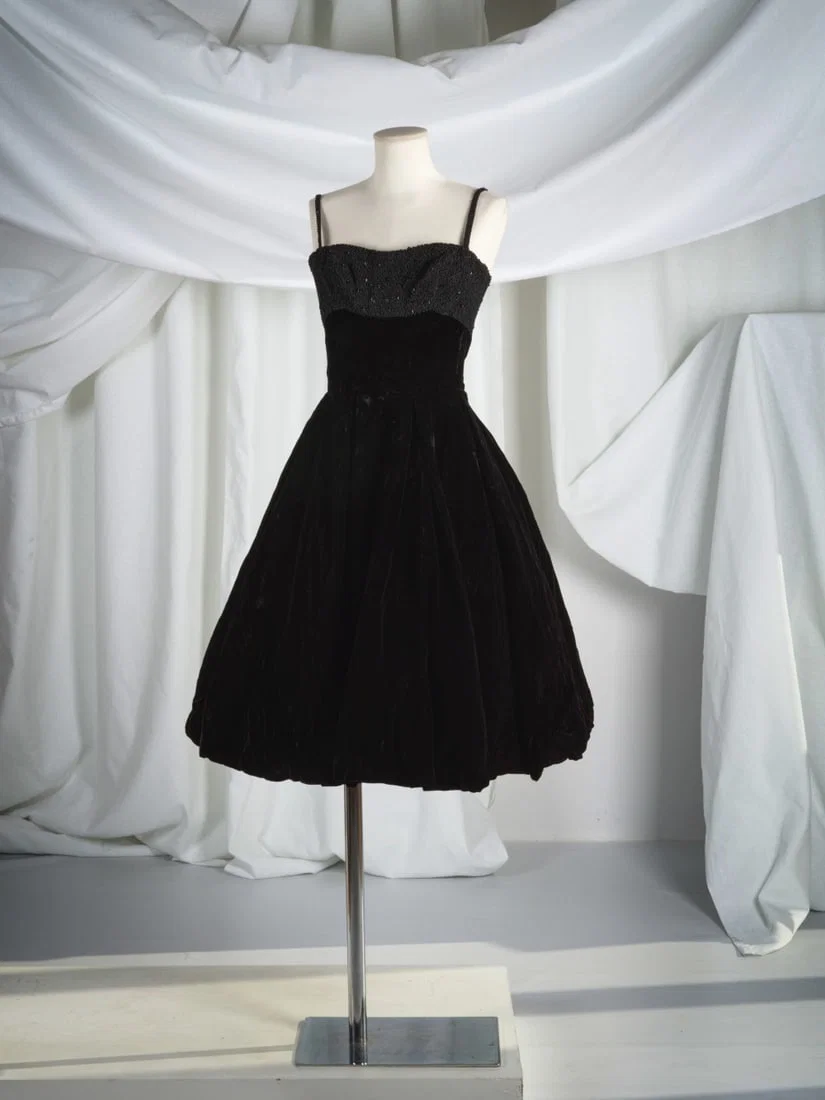 Pierre Balmain, collection Haute Couture, circa 1954. Robe de cocktail en velours et guipure noi...