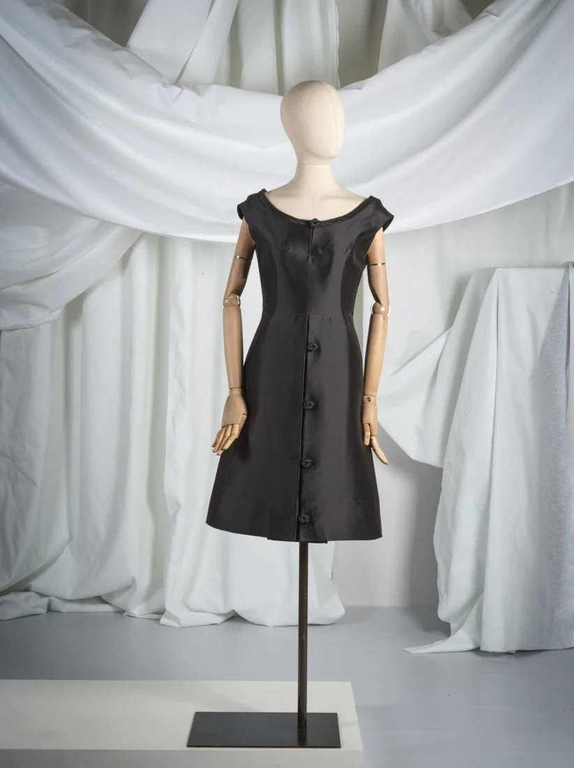 Pierre Balmain, collection Haute Couture, circa 1960. Robe de petit dîner en ziberline noir...