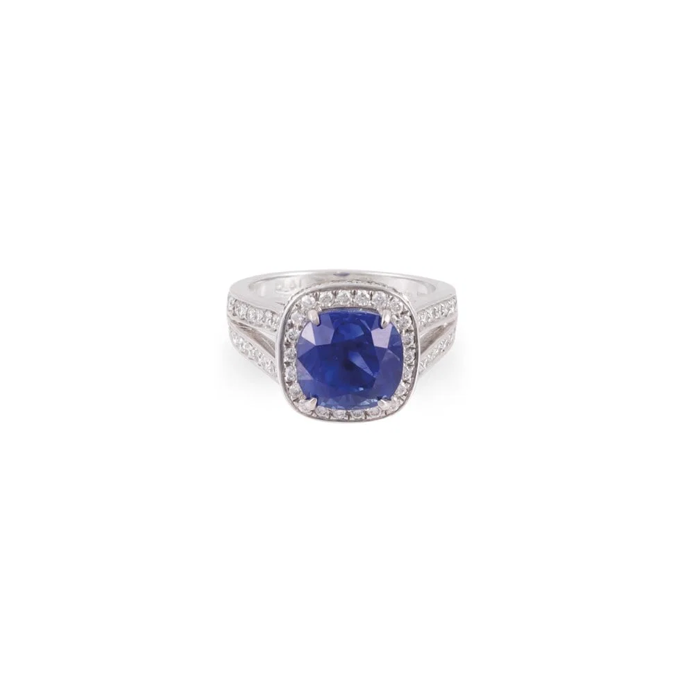 PLATINUM RING SET WITH SAPPHIRE AND DIAMONDS