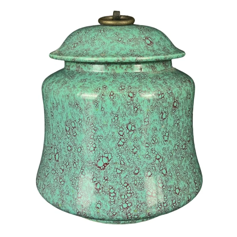 Qianlong period monochrome Jun ware covered jar with reign mark of the Qing Dynasty.