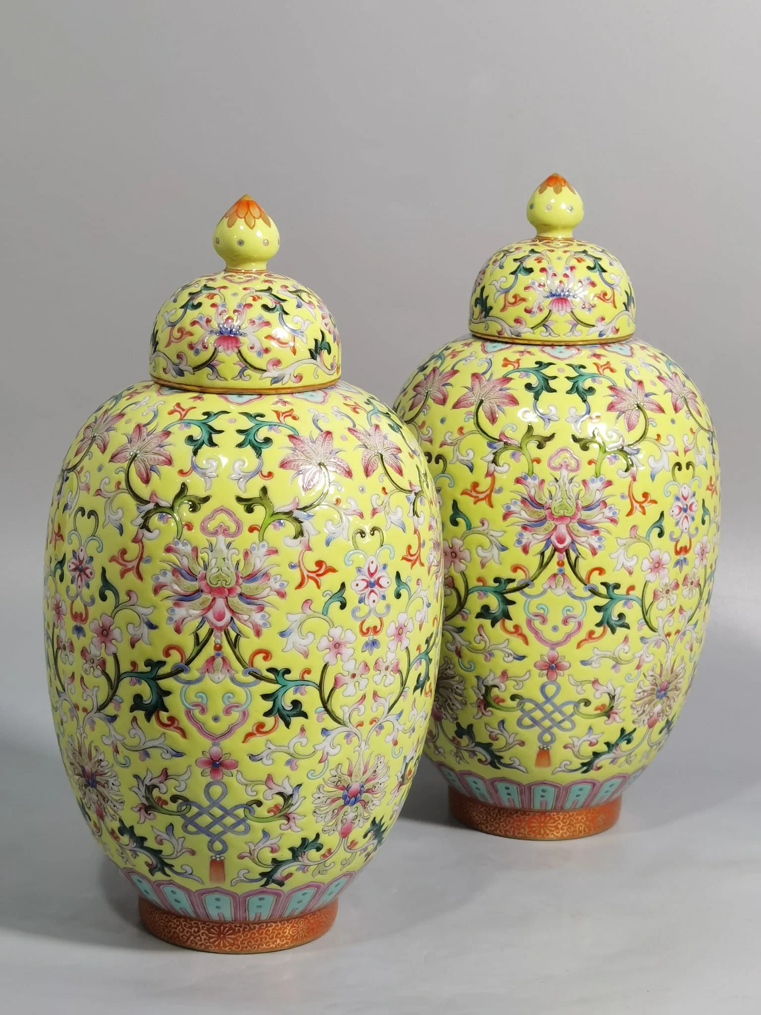 Qianlong period Qing Dynasty pair of yellow ground pastel passion fruit jars with lids