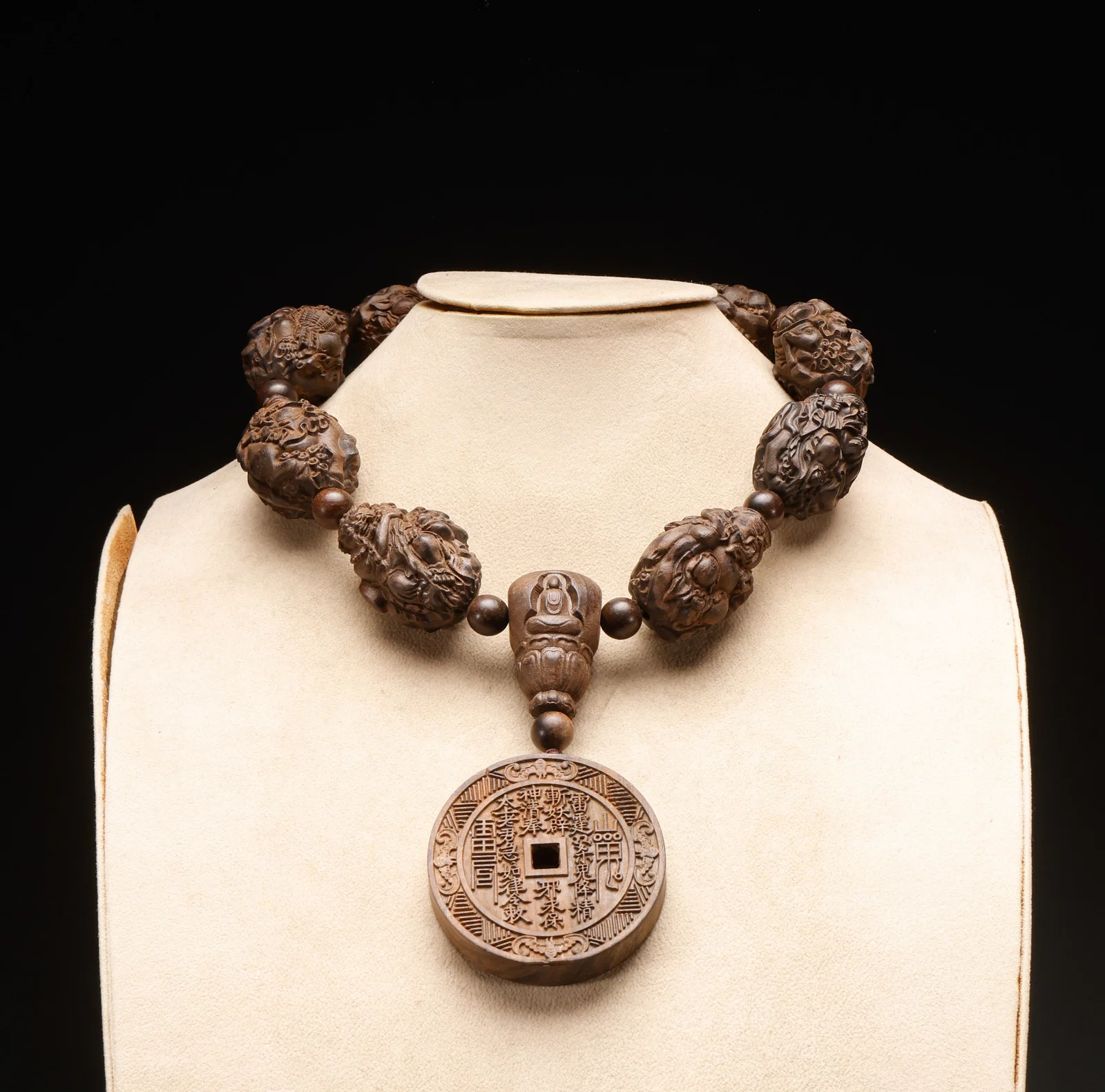 Qing Dynasty agarwood necklace