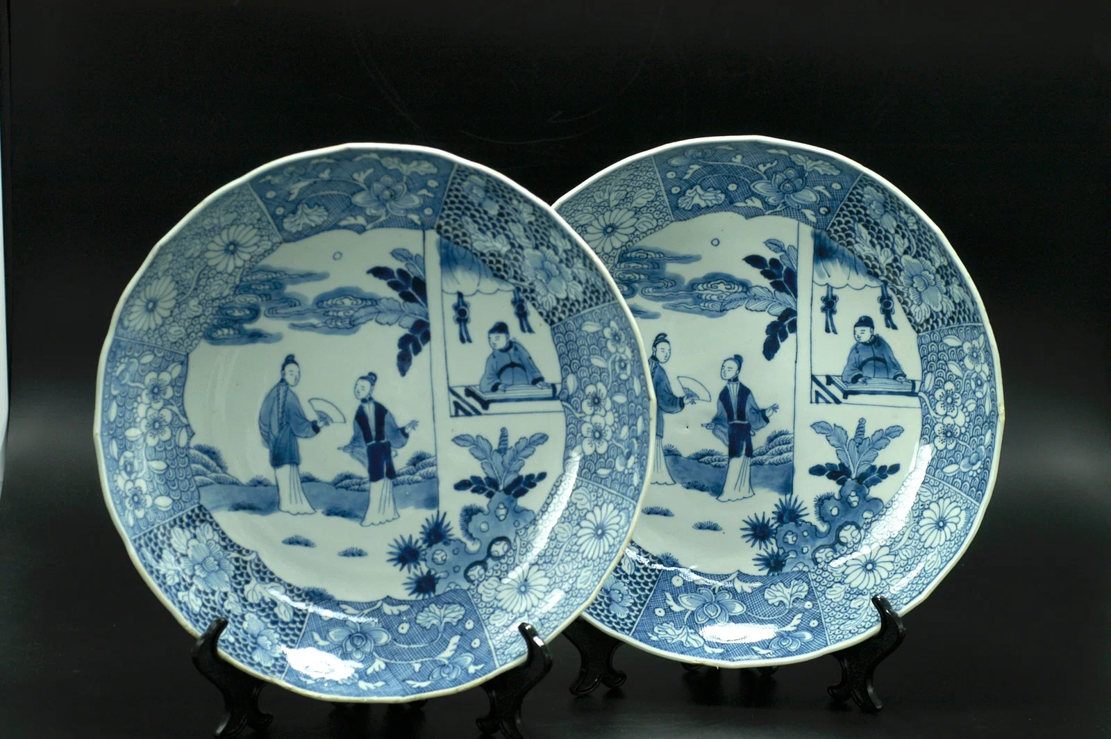 Qing Dynasty Blue and White Romance of the Western Chamber Listening to the Zither Narrative