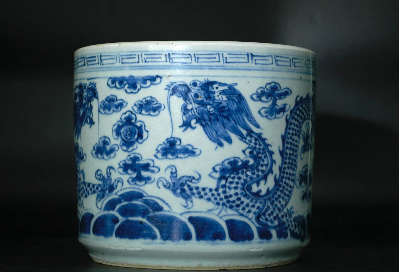 Qing Dynasty Mid-to-Late Period (Daoguang to Xianfeng) Blue and White Twin Dragons Playing Pearl