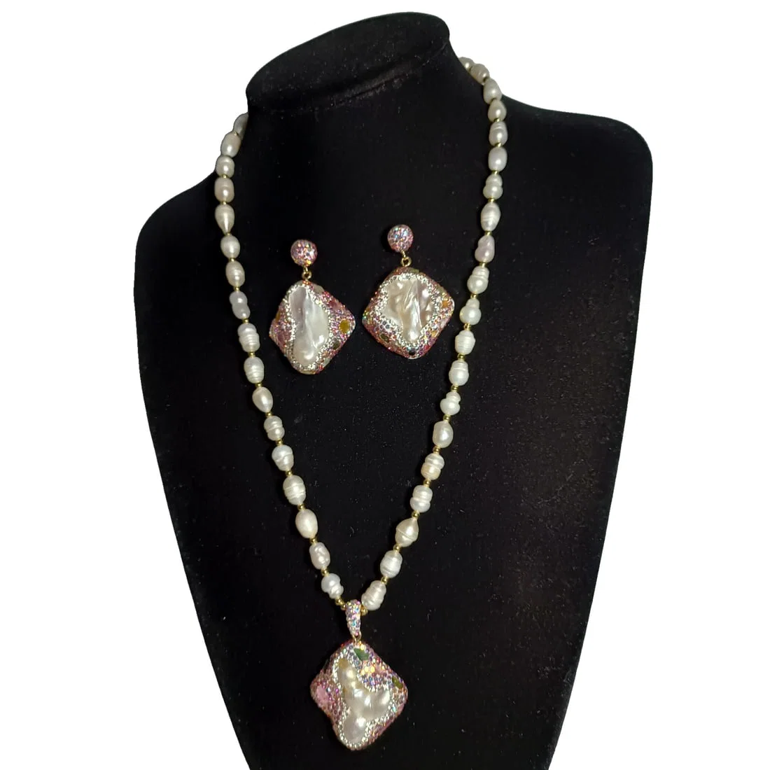 Qing Dynasty pearl necklace, a set of earrings