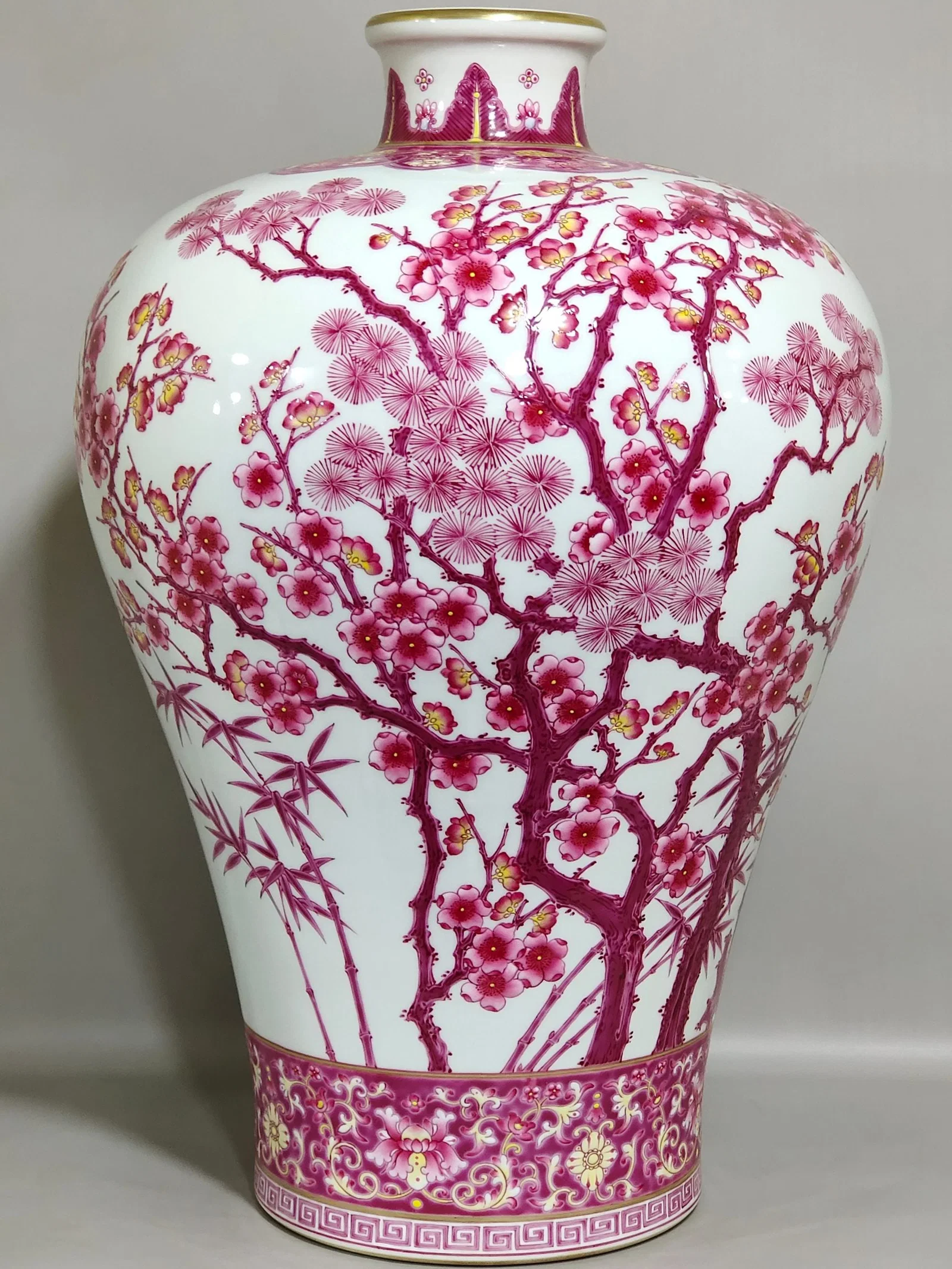 Qing Dynasty Qianlong agate red Suihan Sanyou pine bamboo and plum vase