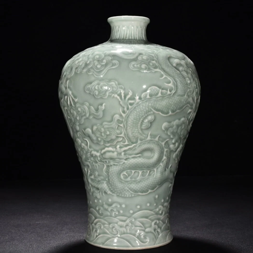 Qing Dynasty Qianlong bean green glaze carved Canglong Jiaozi plum vase