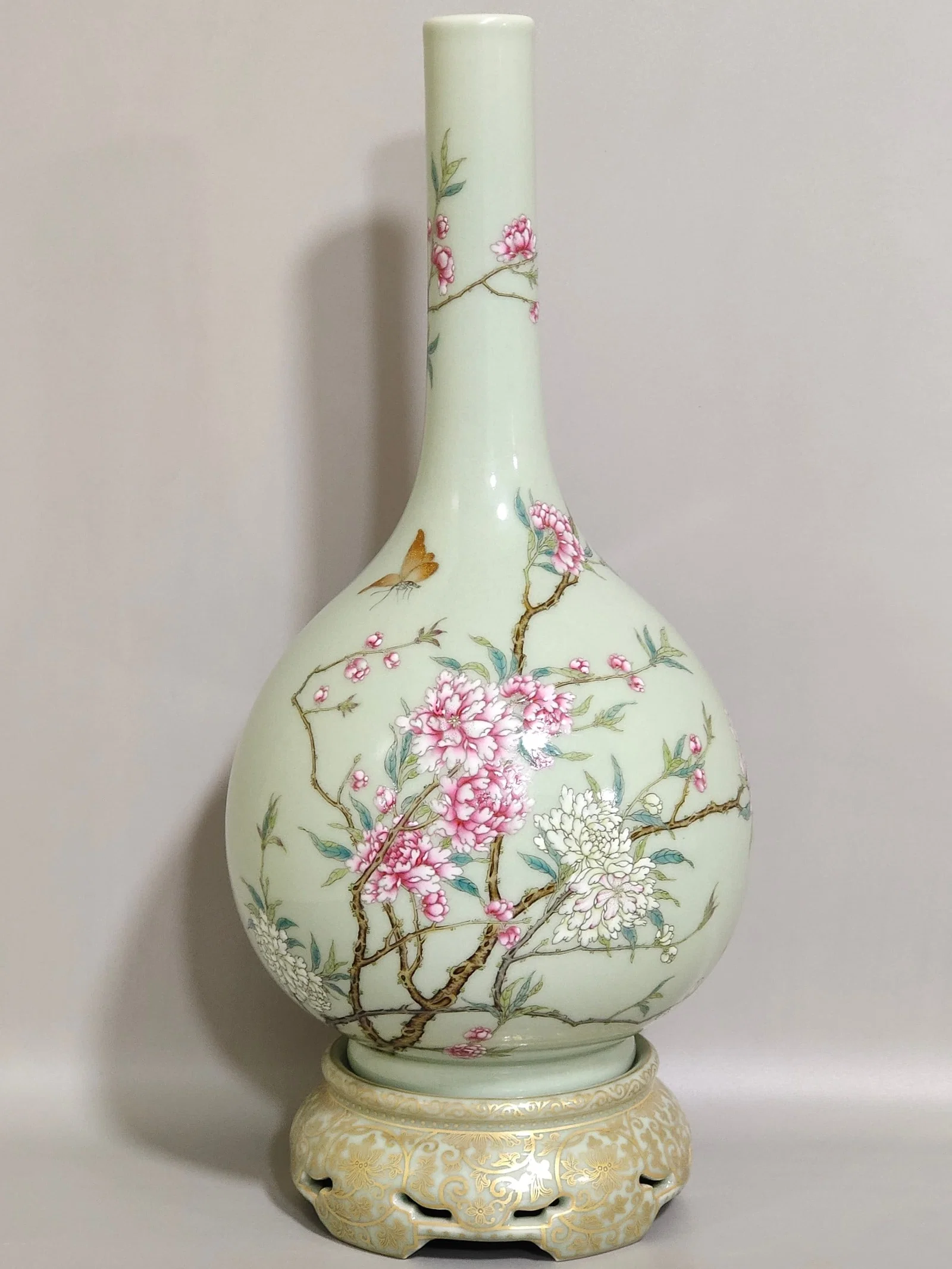 Qing Dynasty Qianlong bean green glaze golden butterfly and love flowers Vase