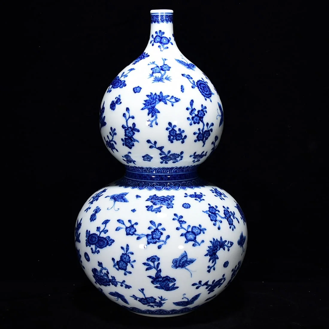 Qing Dynasty Qianlong blue and white butterfly love gourd bottle