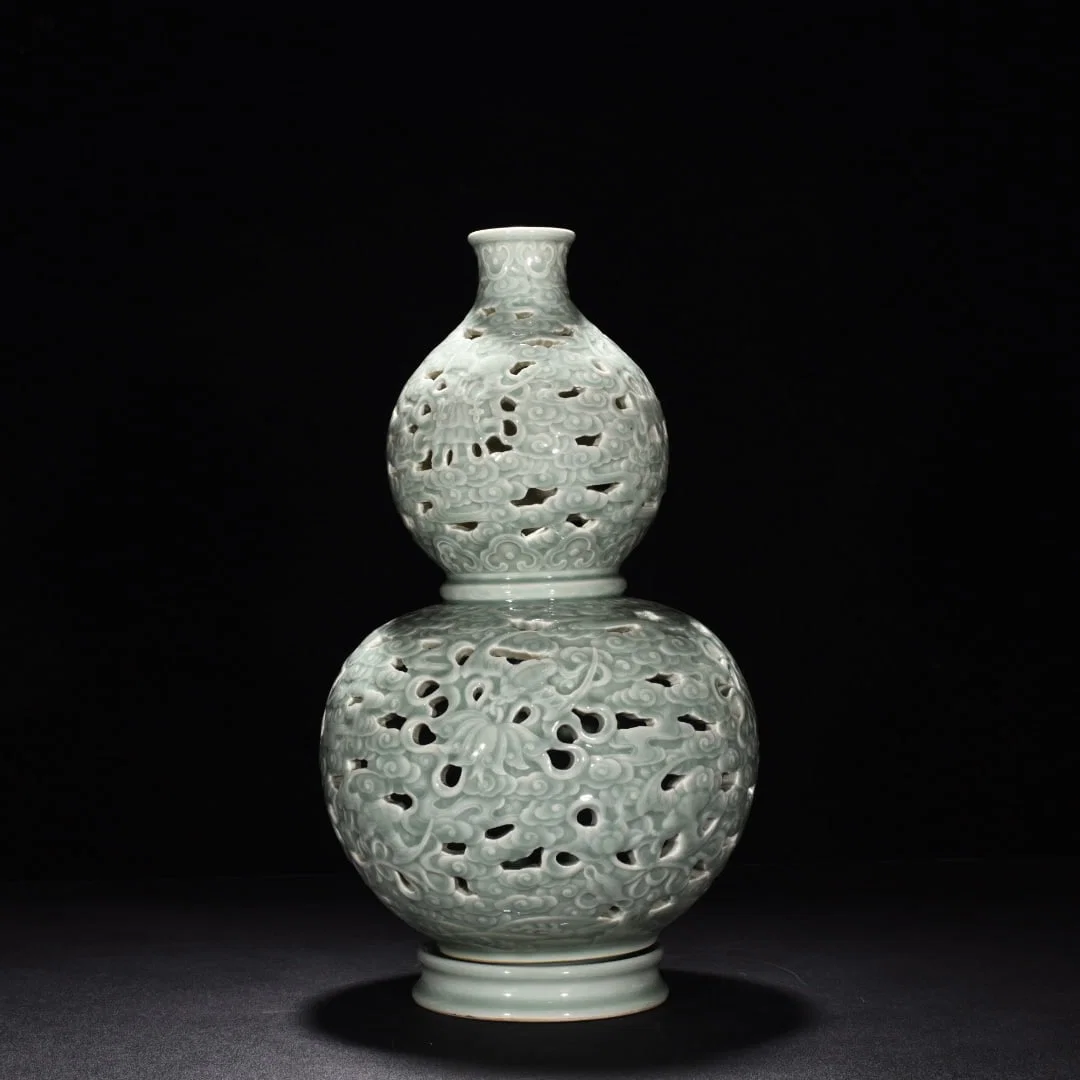 Qing Dynasty Qianlong carved hollow dark Eight Immortals gourd revolving vase
