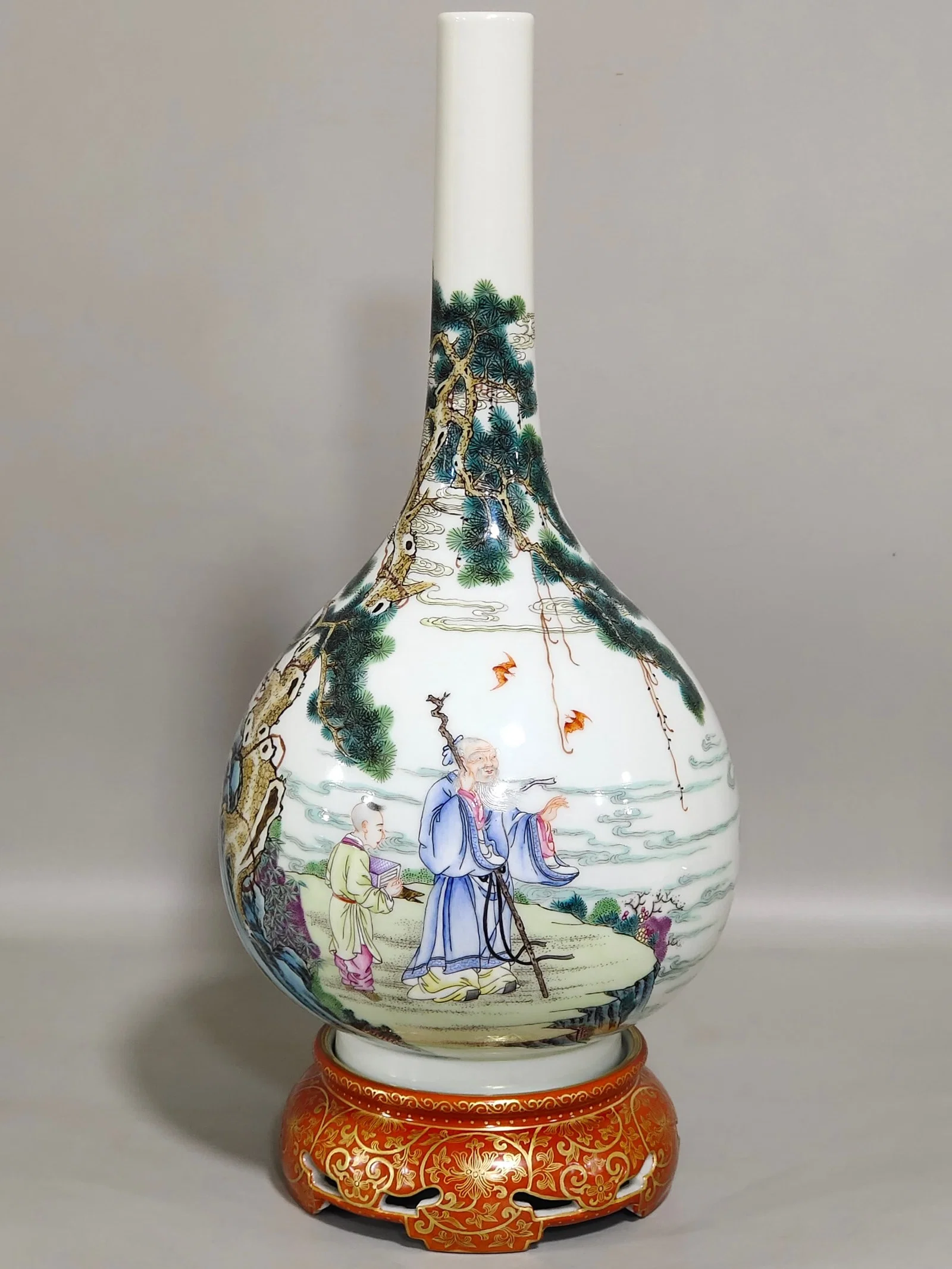 Qing Dynasty Qianlong character story porcelain flask with base