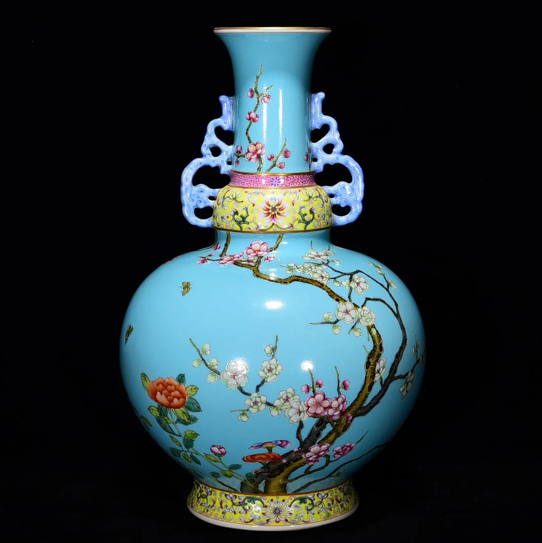 Qing Dynasty Qianlong green land pastel flower porcelain amphora