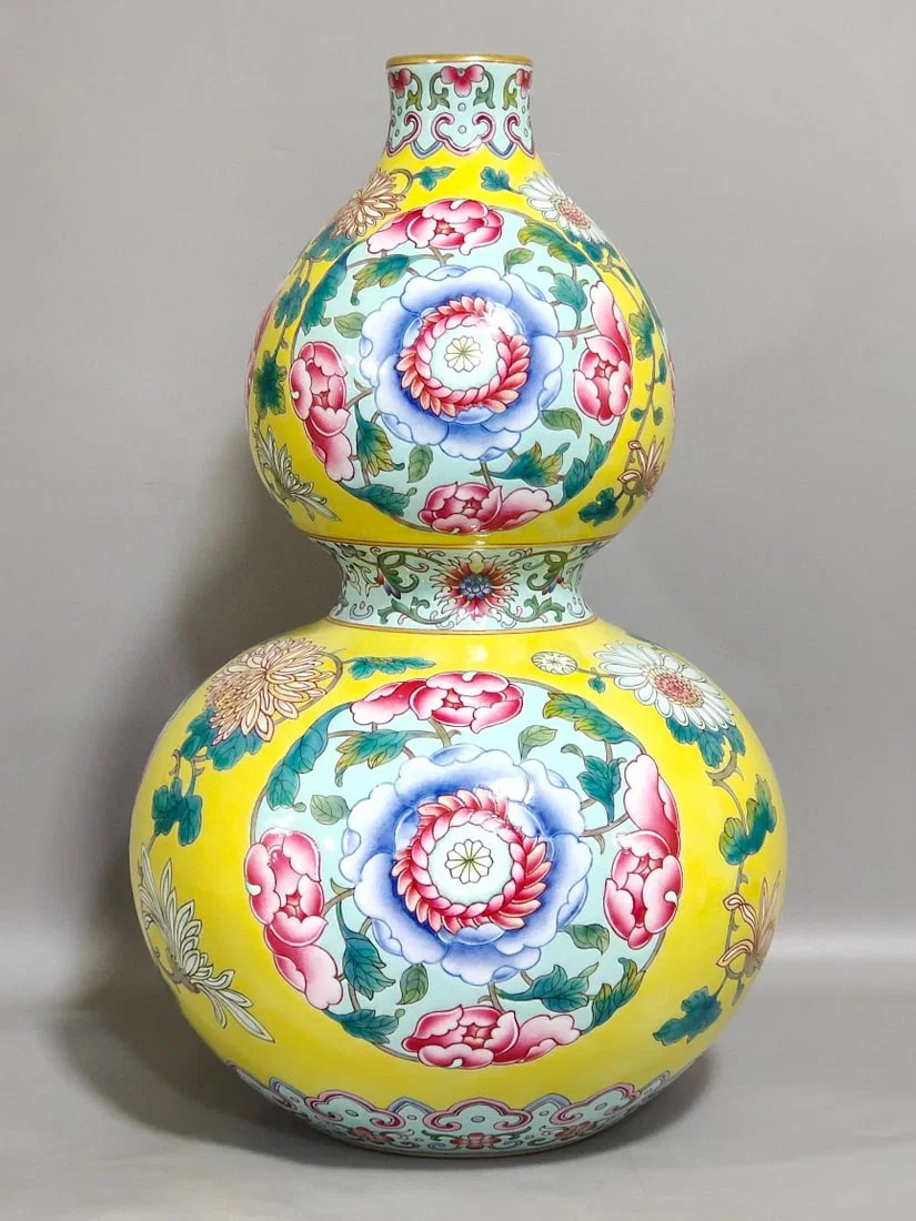 Qing Dynasty Qianlong lemon yellow glaze flower gourd vase
