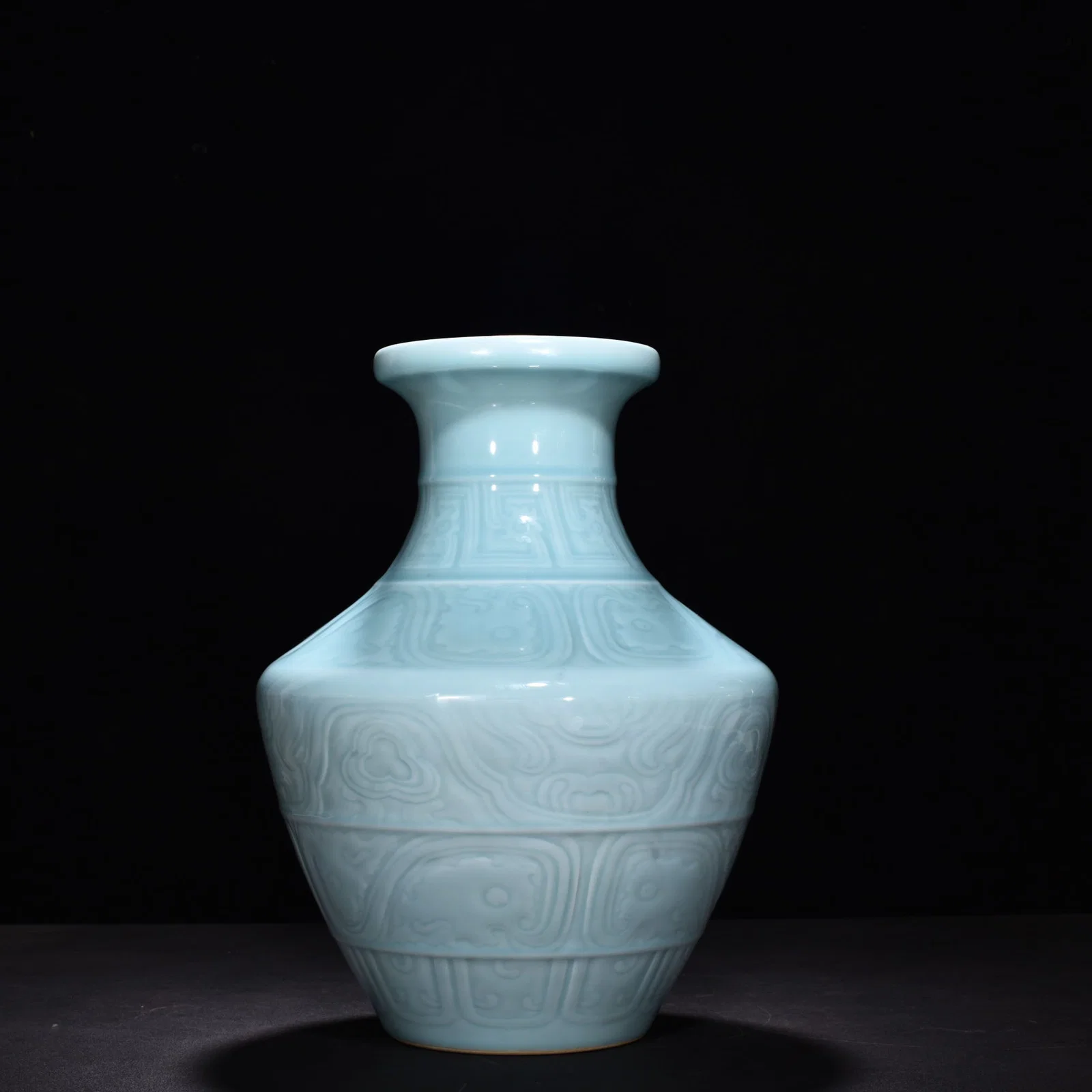 Qing Dynasty Qianlong pink celadon glaze dragon plate-mouth bottle