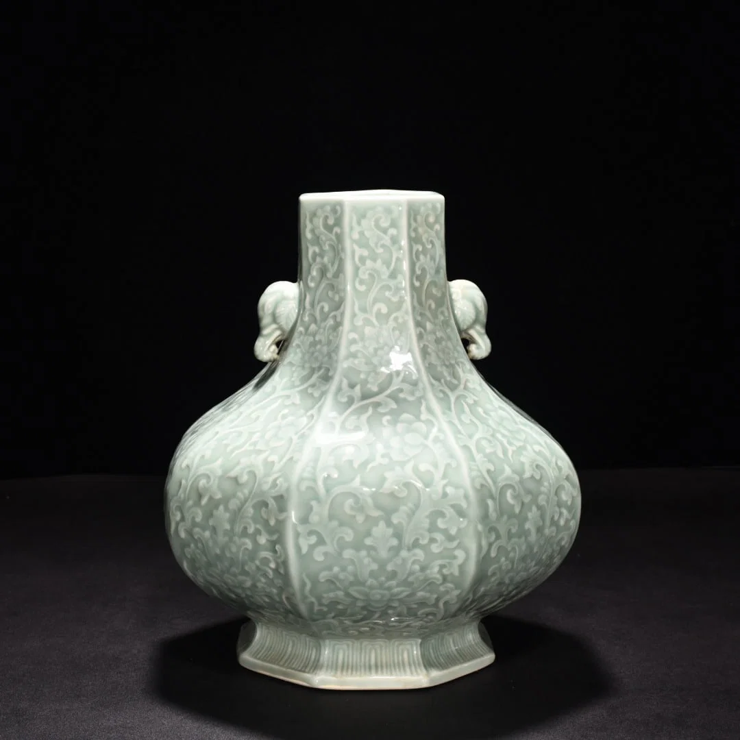 Qing Dynasty Qianlong pink celadon glaze with lotus and lotus flowers vase