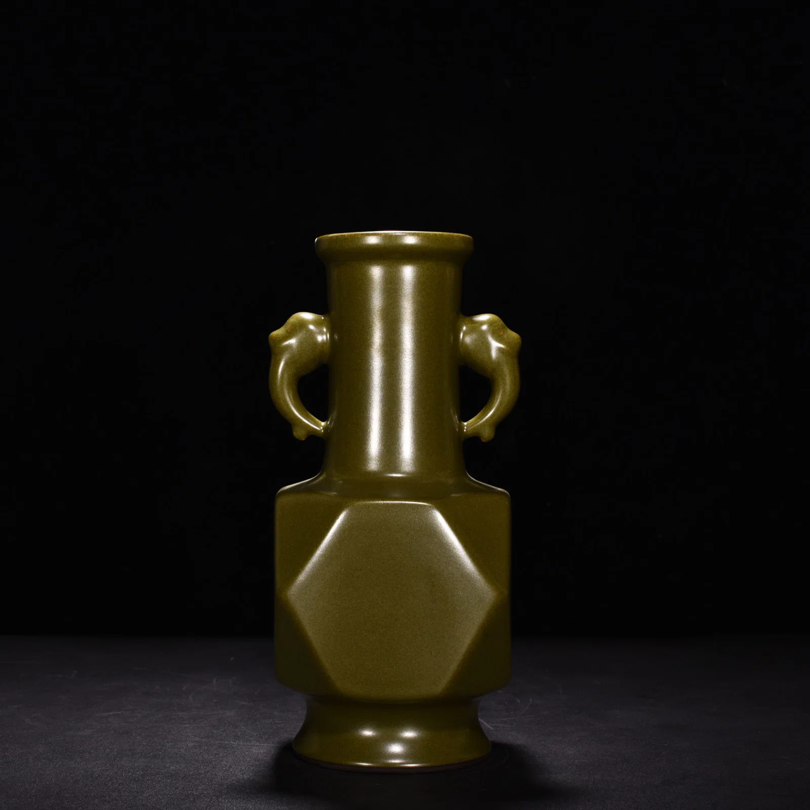 Qing Dynasty Qianlong tea powder-glazed Japanese horn elephant ear bottle