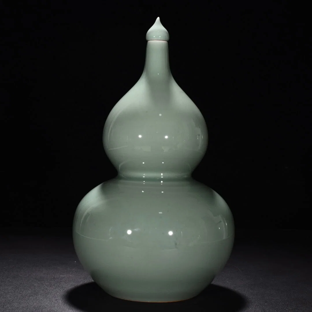 Qing Dynasty Yongzheng bean green glaze porcelain gourd bottle