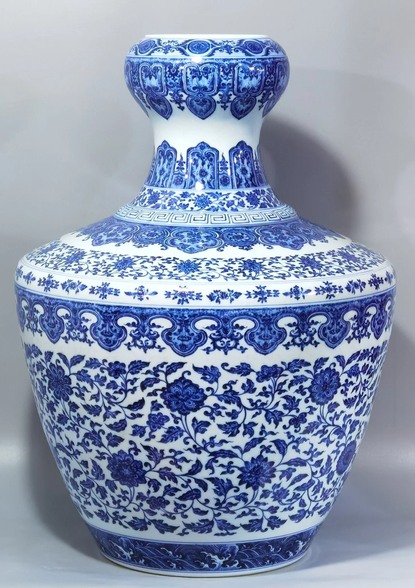 Qing Dynasty Yongzheng blue and white mouth-washing entwining branches and lotus vase