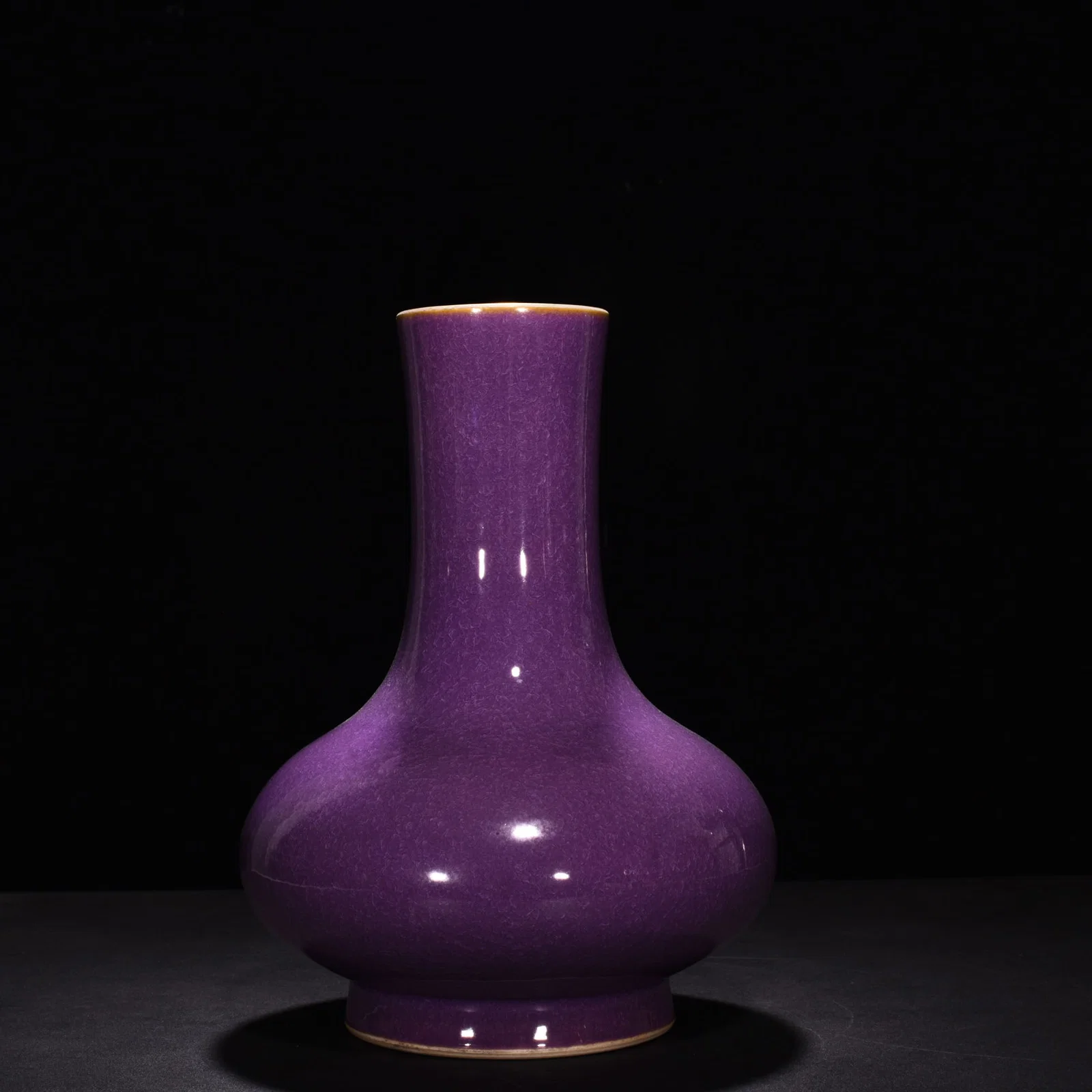Qing Dynasty Yongzheng eggplant skin purple glaze ice cracked flat belly vase