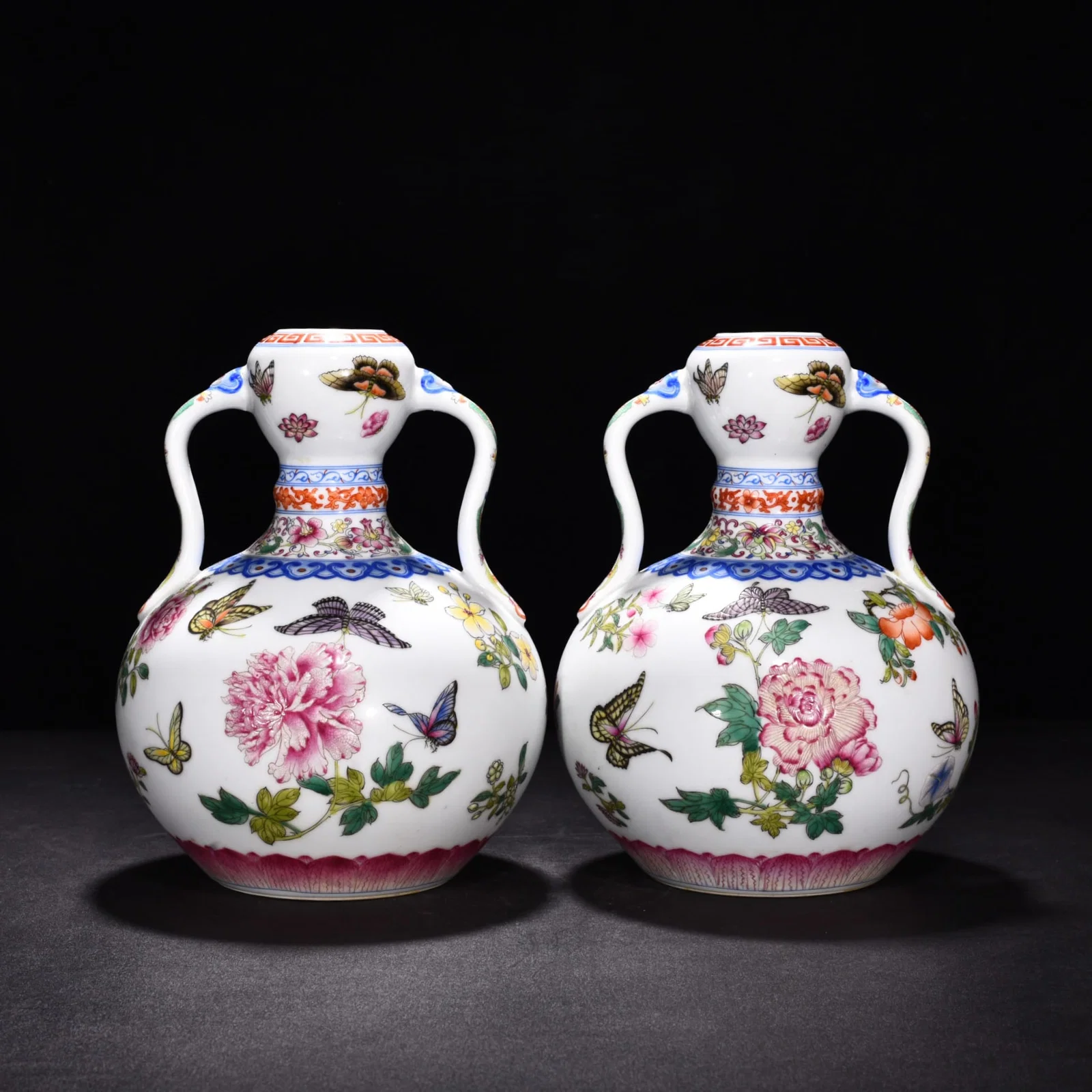 Qing Dynasty Yongzheng enamel butterfly love flower pattern Ruyi ear garlic vase