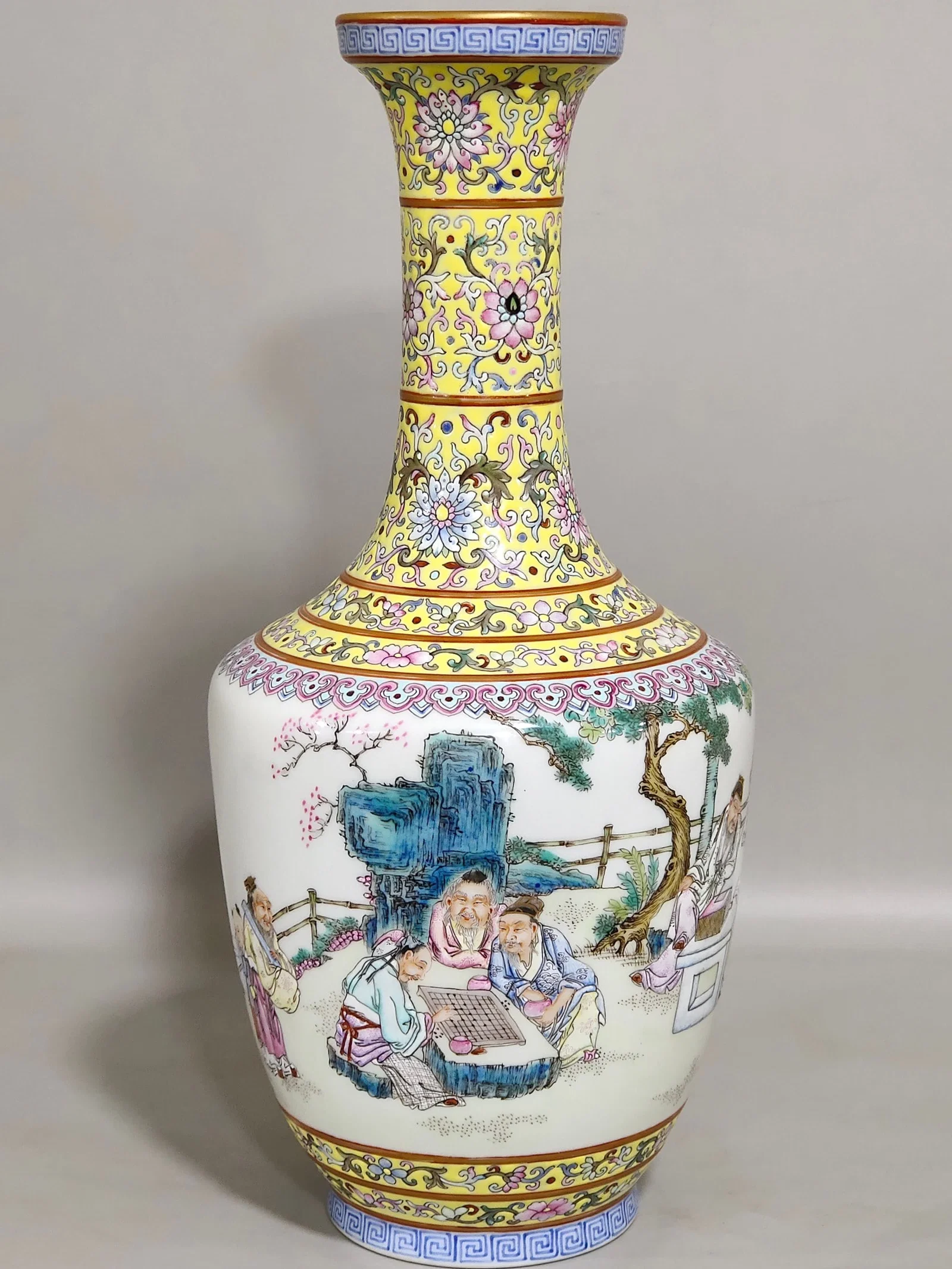 Qing Dynasty Yongzheng Huangdibian character story flask