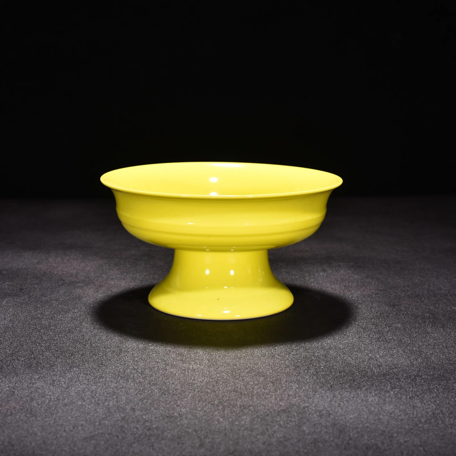 Qing Dynasty Yongzheng Lemon-yellow glaze tall plate