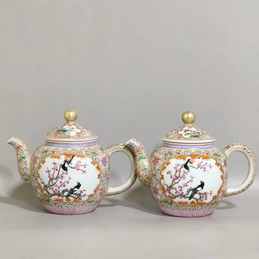 Qing Dynasty Yongzheng passion flower hook gold window flower and bird teapot