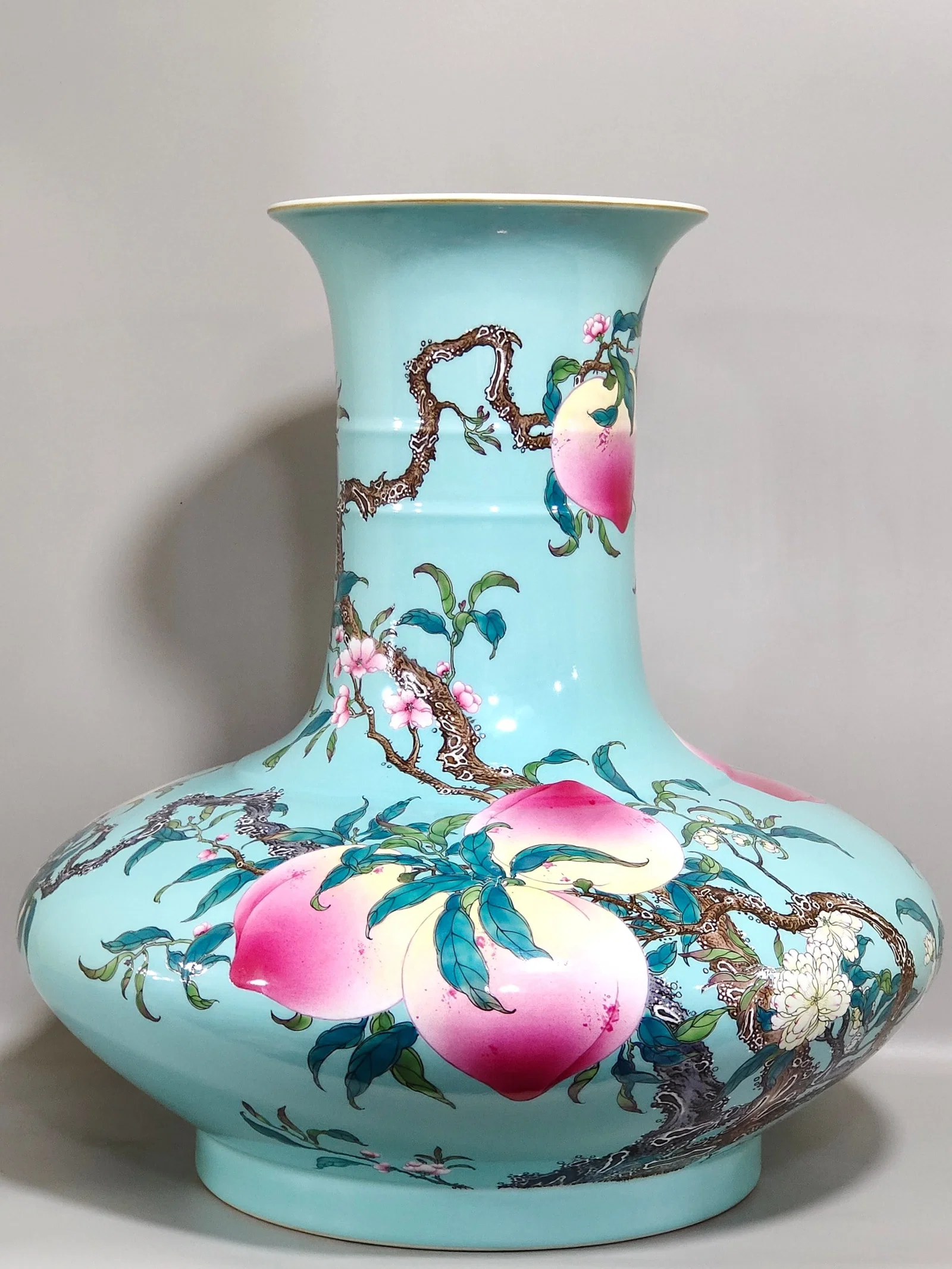 Qing Dynasty Yongzheng turquoise Eight peach flat belly vase