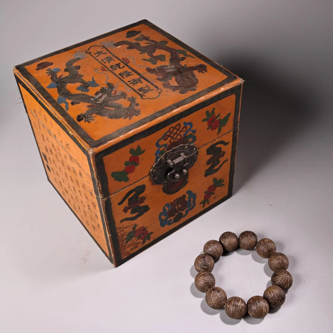 Rare and antique collection: High-oil, sinking-grade Tarakan agarwood bracelet, made of natural,