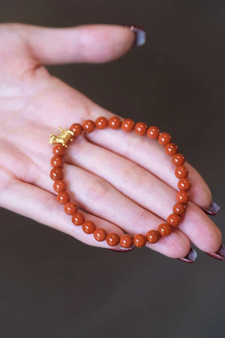 Red agate lucky cat bracelet