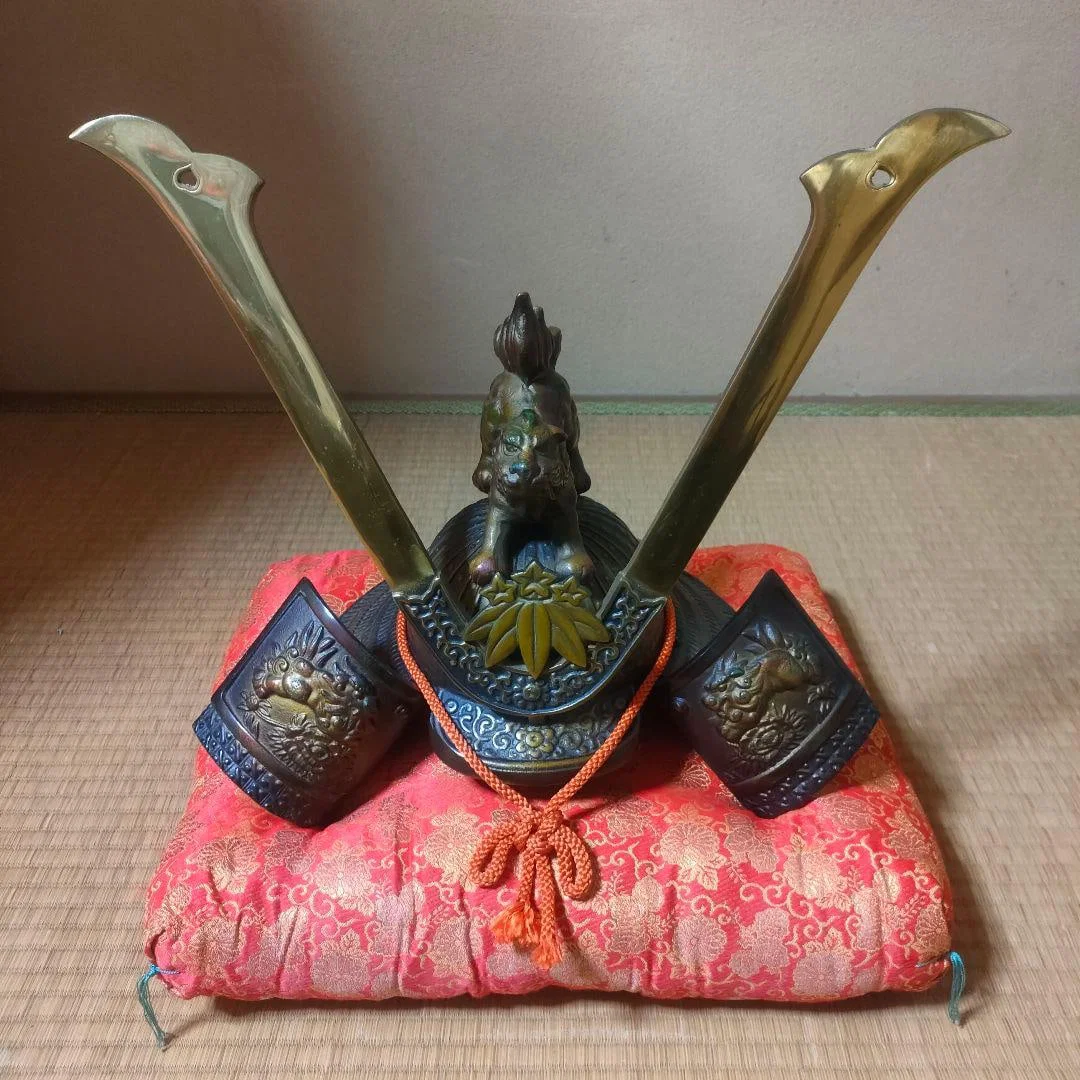 Replica of the Yuan Dynasty Shovel-shaped Lion Helmet, Samurai Helmet, bronze color, with lion
