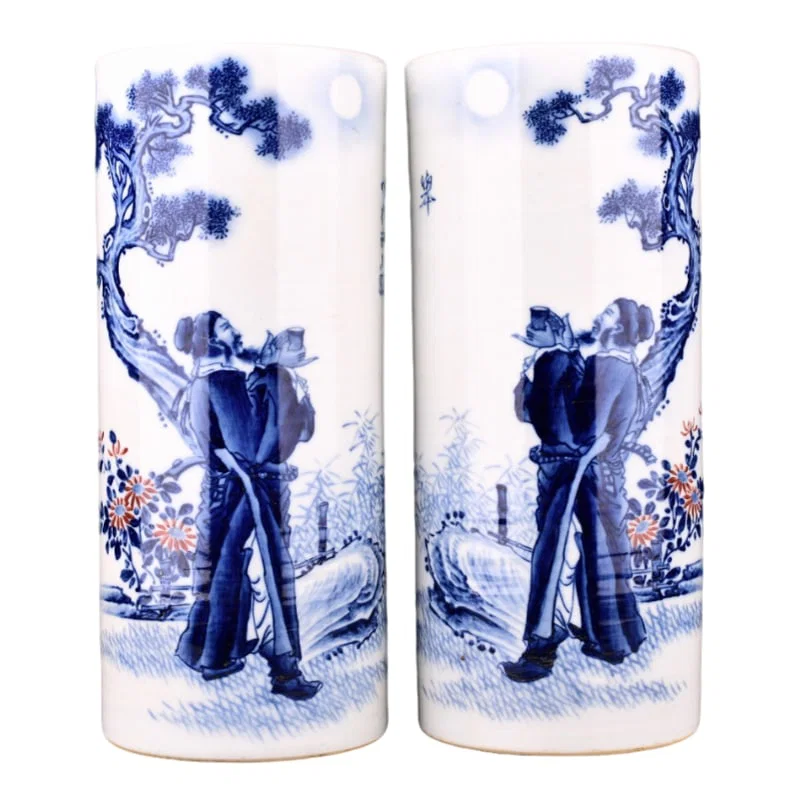 Republic of China master Wang Bu painted a pair of blue and white porcelain hats with red glaze.