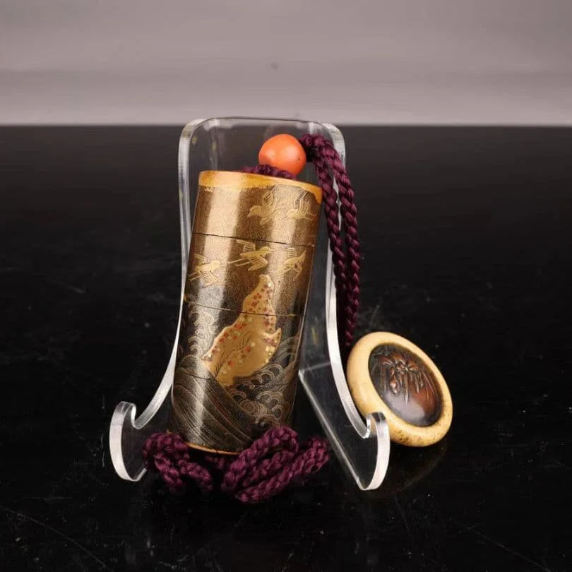 [Round InrO] Gold lacquer maki-e, decorated with wave and plover motifs.