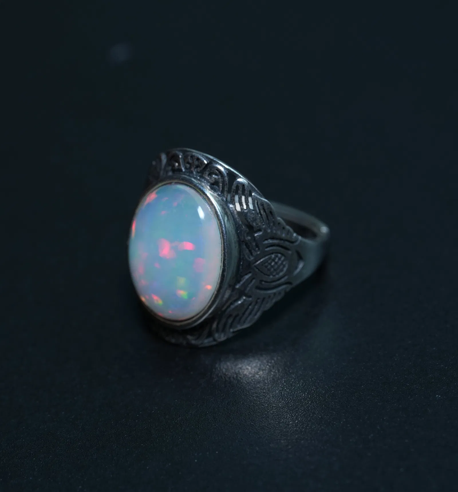 S925 sterling silver ring set with natural opal. Open design, freely adjustable.
