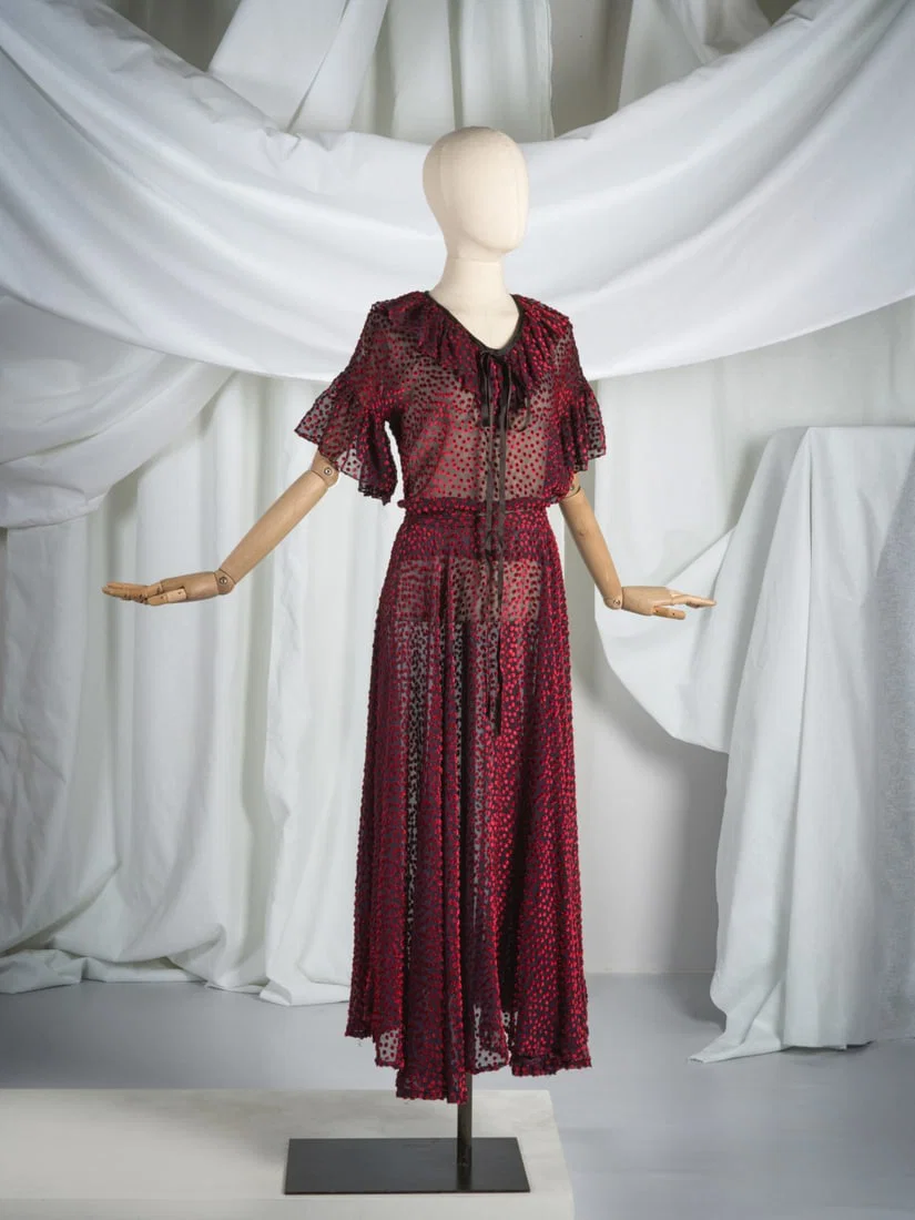 Saint Laurent Rive Gauche, collection Prêt-à-Porter, circa 1975. Ensemble en mousselin...